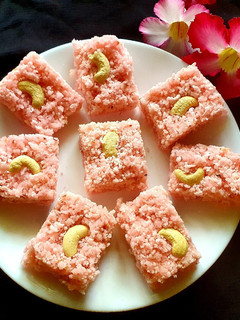 ரோஸ் தேங்காய் பர்பி (Rose thenkaai burfi recipe in tamil) செய்முறை முக்கிய புகைப்படம்