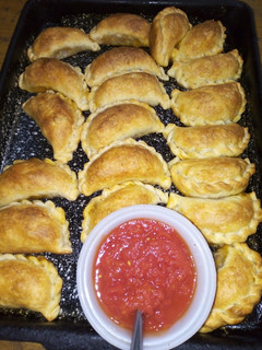 Una foto de Empanadas de carne con salsa picante