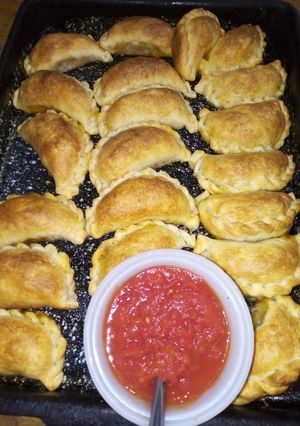 Una foto de Empanadas de carne con salsa picante