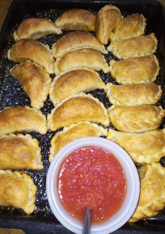 Una foto de Empanadas de carne con salsa picante
