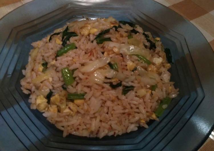 Bagaimana Menyiapkan Nasi goreng cepat saji yang simpel