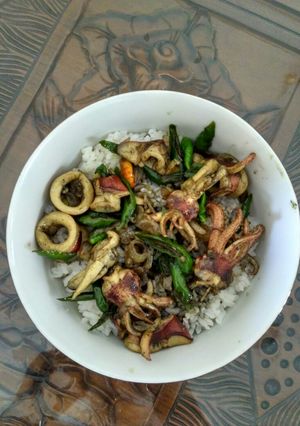 Foto resep Rice bowl cumi hitam cabai hijau