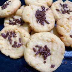 รูปของ Cheddar Cheese Cookies Topping Meises - SNACK COOKIES MPASI SIMPLE tanpa mixer