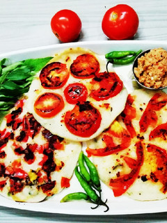 टोमेटो उत्तपम (tomato uttapam recipe in Hindi) रेसिपी मुख्य फोटो