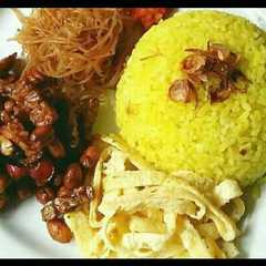 A picture of Nasi kuning (HomeMade) 😊😙.