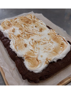 Una foto de Brownie de fresas con merengue