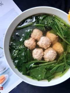 Hình của món Canh cải bó xôi nấu thịt viên.