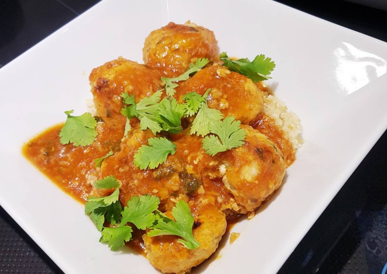 Albóndigas de pavo con toque thai en salsa picante y quinoa