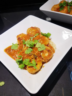 Una foto de Albóndigas de pavo con toque thai en salsa picante y quinoa