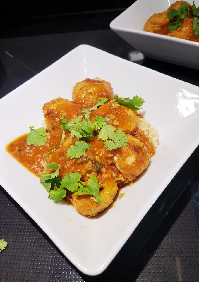 Una foto de Albóndigas de pavo con toque thai en salsa picante y quinoa