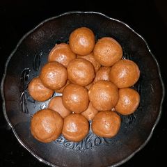 A picture of Besan ladoo.
