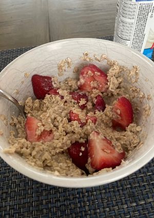 A picture of Strawberry oatmeal.