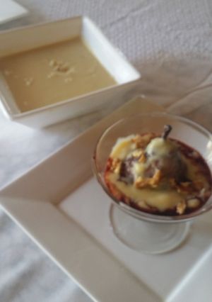 Una foto de Peras al borgoña con jengibre y crema pastelera espolvoreado con nueces