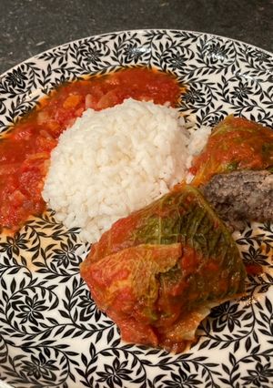 Une photo de Chou farci à la sauce tomate
