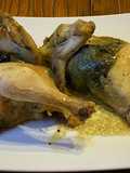 Picantones rellenos de trompetas de la muerte y trufa, con ajo negro