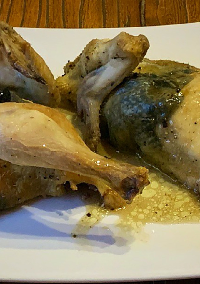 Una foto de Picantones rellenos de trompetas de la muerte y trufa, con ajo negro