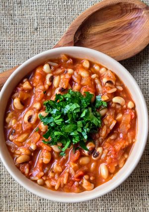 Una foto de Porotos tape u ojitos 👀 negros con arroz en gustosa salsa de tomate con caldo casero 🍅 🌾 🫘