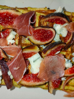 Una foto de Gofres de calabacín con queso azul, jamón e higos