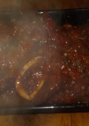 Una foto de Osobuco estofado en olla de fundición con puré de papas al rescoldo