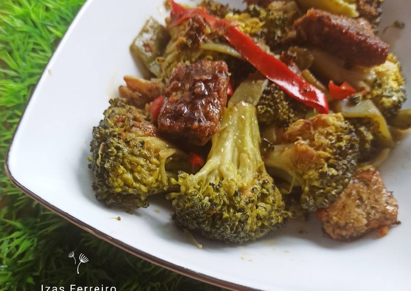 Salteado verde con tofu de espinacas y salsa de soja