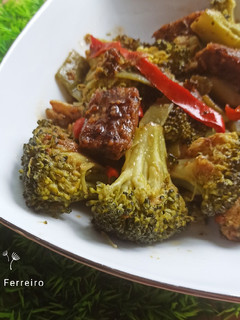Una foto de Salteado verde con tofu de espinacas y salsa de soja