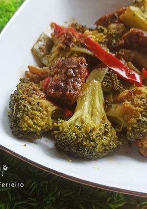 Una foto de Salteado verde con tofu de espinacas y salsa de soja