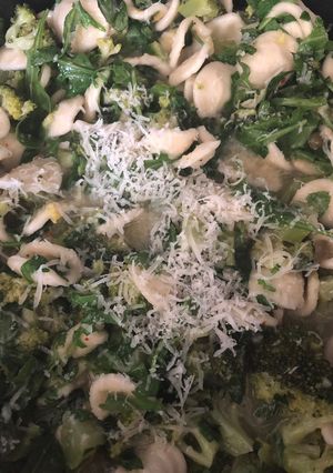 A picture of One pot pasta with broccoli.