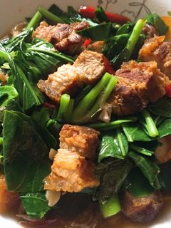 รูปของ คะน้าหมูกรอบ(หมูกรอบ จากหม้อทอดไร้น้ำมัน)