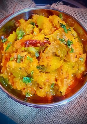 A picture of Kaddu with raw mango.