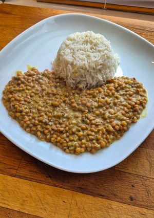 Una foto de Lentejas con Salsa Curry acompañado de Arroz Basmati