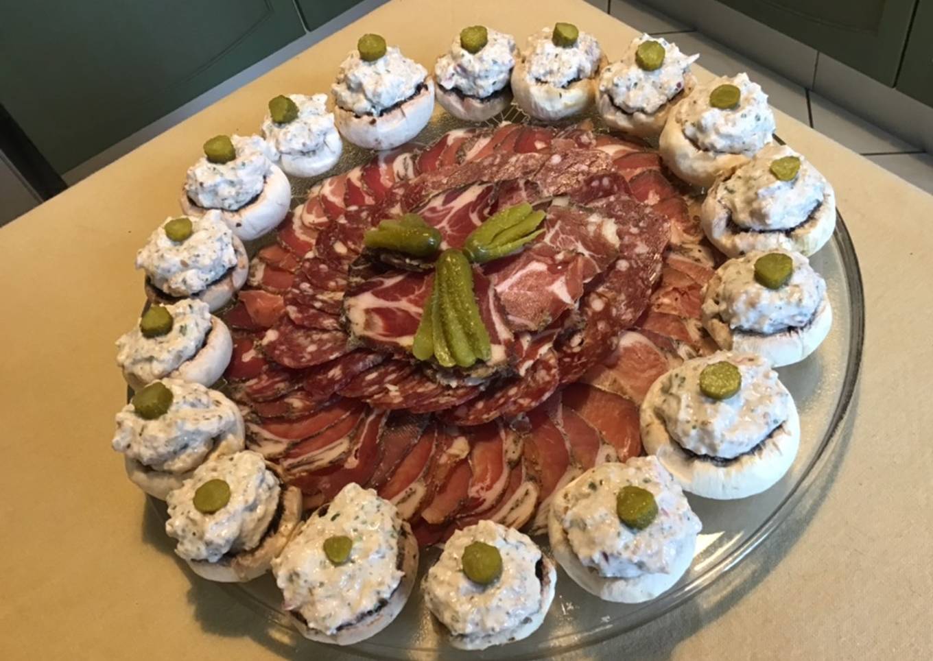 Plateau apéro : bouchées champignons farcis et assortiment de charcuterie corse