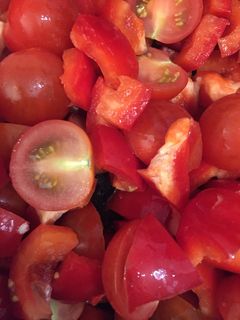 Une photo de Salade de tomates cerises et poivron rouge 🍅🌶