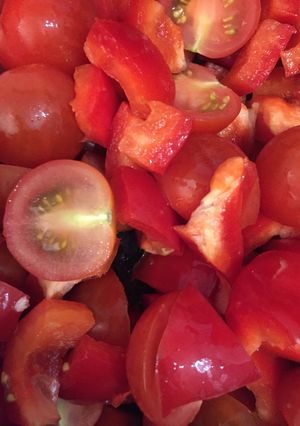 Une photo de Salade de tomates cerises et poivron rouge 🍅🌶