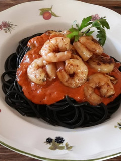 Una foto de Espagueti negro con gambas