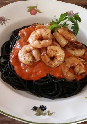 Una foto de Espagueti negro con gambas