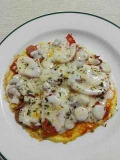 Una foto de Pizza de tortilla con salchicha, jamón, queso y tomate