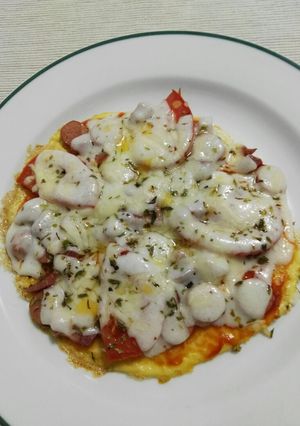 Una foto de Pizza de tortilla con salchicha, jamón, queso y tomate