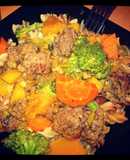 Estofado de bolitas de carne con verduras