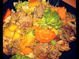 Estofado de bolitas de carne con verduras