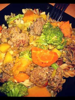 Una foto de Estofado de bolitas de carne con verduras