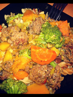 Una foto de Estofado de bolitas de carne con verduras