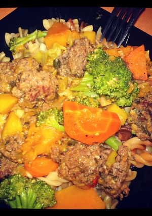 Una foto de Estofado de bolitas de carne con verduras