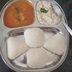 A picture of Idli with coconut chutney.