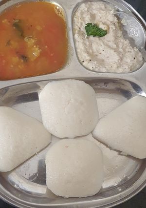 A picture of Idli with coconut chutney.