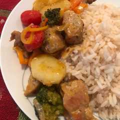 A picture of Cerdo con mini verduras y papa al sartén.