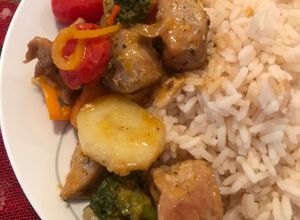 Una foto de Cerdo con mini verduras y papa al sartén