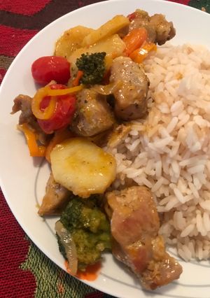 Una foto de Cerdo con mini verduras y papa al sartén