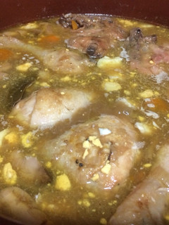 Una foto de Pollo con cerveza negra en salsa con champiñones