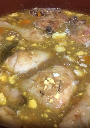 Una foto de Pollo con cerveza negra en salsa con champiñones