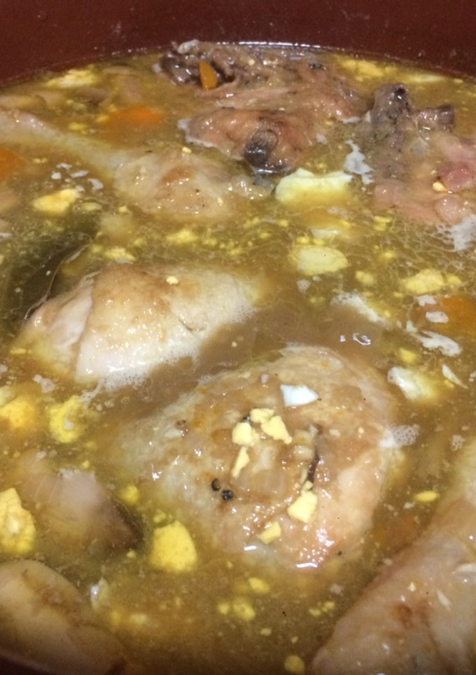 Una foto de Pollo con cerveza negra en salsa con champiñones